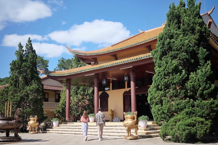 Khách du lịch tham quan tại thiền viện Trúc Lâm