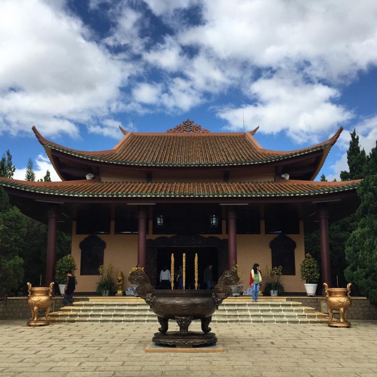 Phía trước chính điện của thiền viện Trúc Lâm