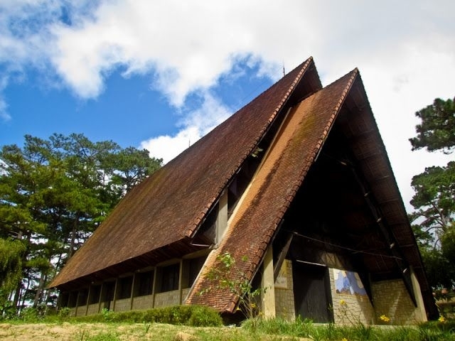 Mái nhà của nhà thờ Cam Ly là hình ảnh các vũ khí thô sơ gắn liền đời sống sinh hoạt hàng ngày của đồng bào thiểu số.