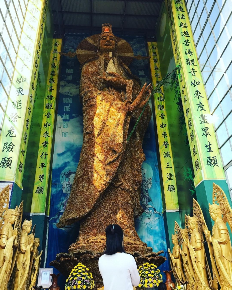 Tượng Phật Bà được trang trí bằng hoa bất tử 