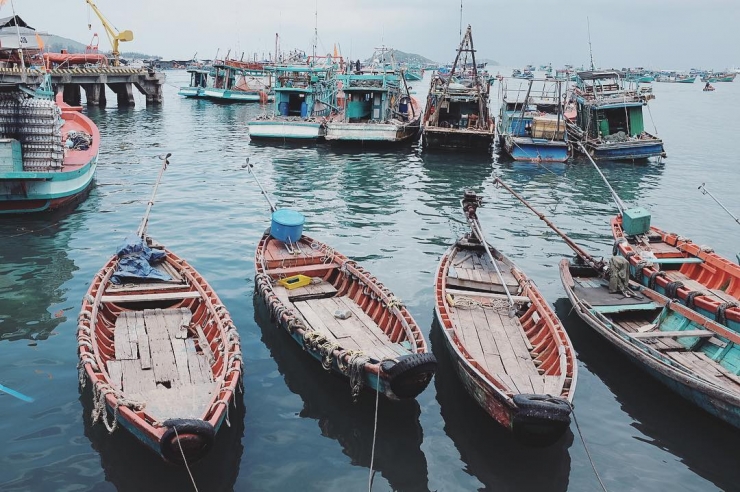 Những chiếc thuyền đậu ở cảng của ngư dân làng chài " width="600