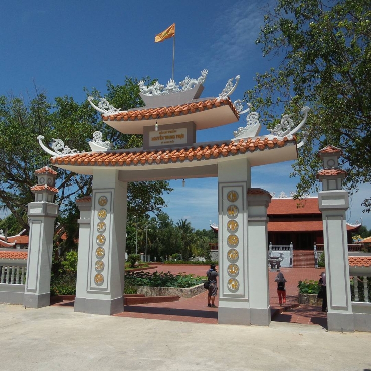Cổng đền thờ Nguyễn Trung Trực" width="600