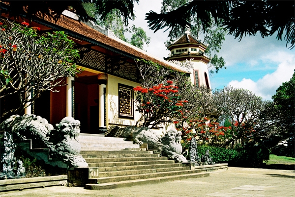 Bên trong khuôn viên chùa Linh Sơn Đà Lạt