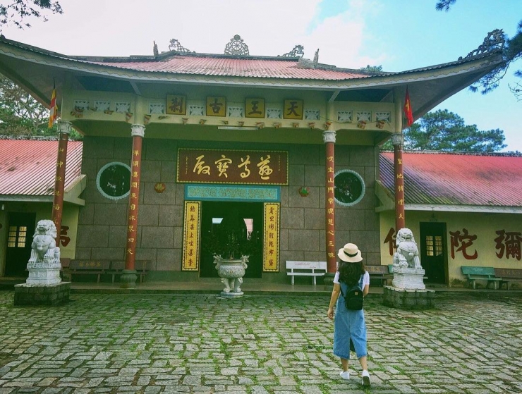 Phía trước chánh điện chùa Thiên vương Cổ sát