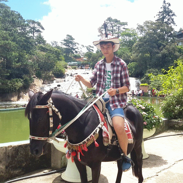 Cưỡi ngựa trong thác Cam Ly Đà Lạt