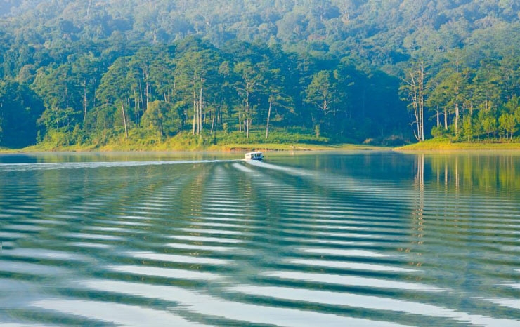 Hồ Tuyền Lâm được tạo nên bởi dòng sông Tía trong vắt