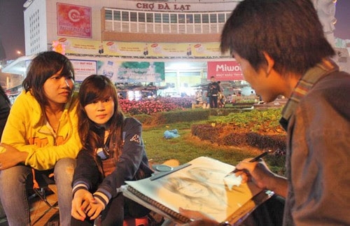 Ký hoạ chân dung tại chợ đêm Đà Lạt