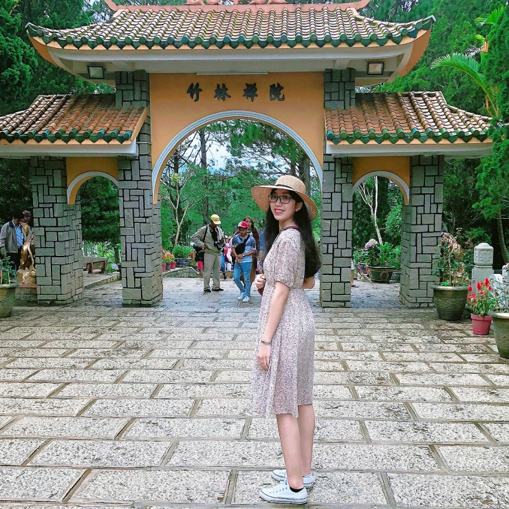 Chụp hình trước cổng thiền viện Trúc Lâm