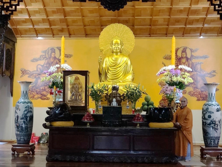 Tượng Phật thích ca Mâu ni bên trong chính điện