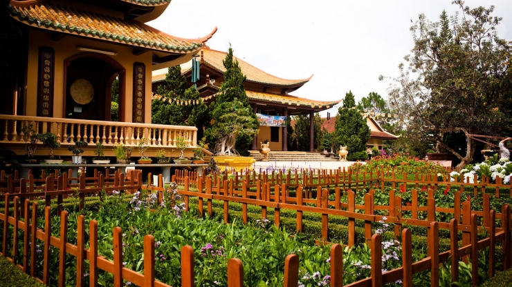 Du khách không thể bỏ qua vườn hoa xinh đẹp khi đến Thiền Viện Trúc Lâm