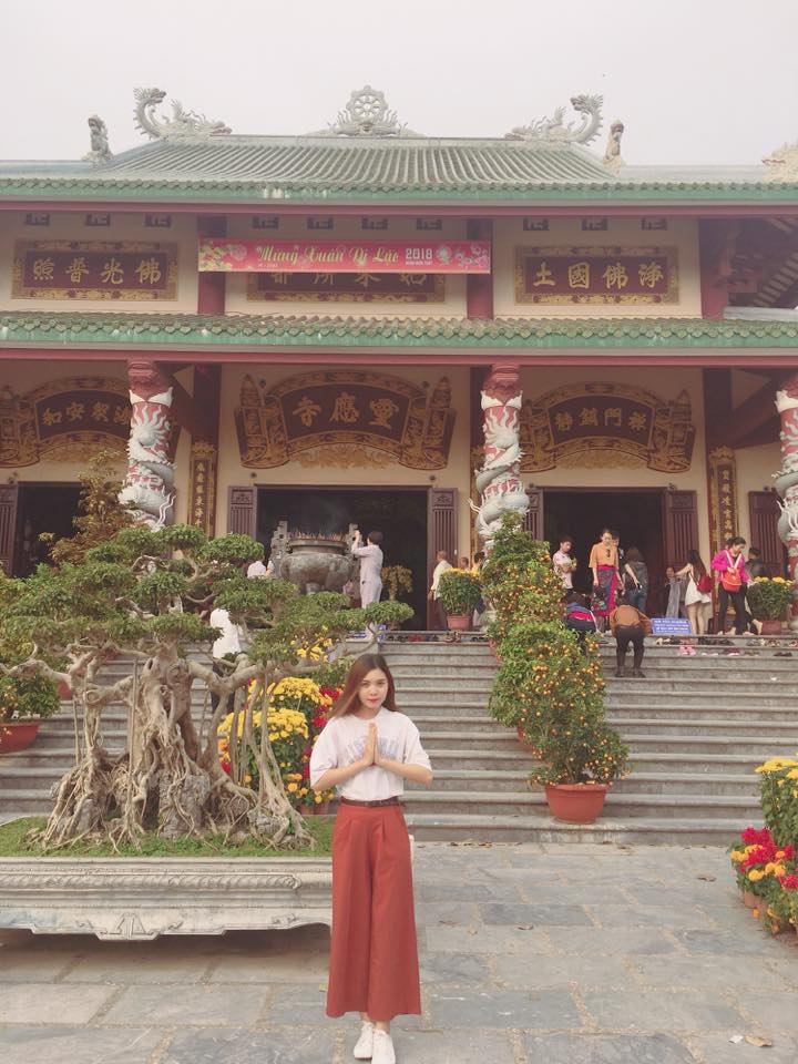 Bên ngoài chánh điện chùa Linh Ứng