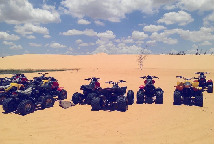 Đôi cát bay Ngoài ra các bạn có thể tham gia một số trò chơi khác như chinh phục những đồi cát, hành trình vượt sa mạc, chạy mô tô trên cát
