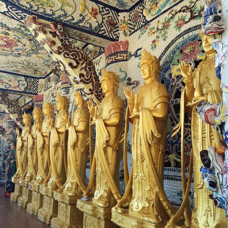 Khá nhiều tượng bên trong chùa Linh Phước (chùa Ve Chai)