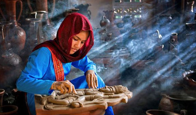 Nghệ nhân đang miệt mài làm ra sản phẩm tại làng nghề gốm sứ Bàu Trúc