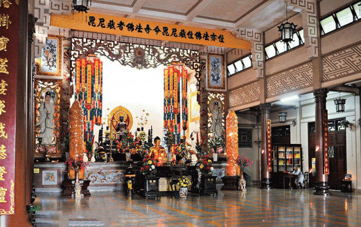 Bên trong chánh điện chùa Long Sơn Nha Trang