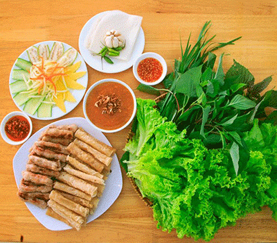 Thưởng thức món ăn đặc sản nem nướng Nha Trang thơm lừng