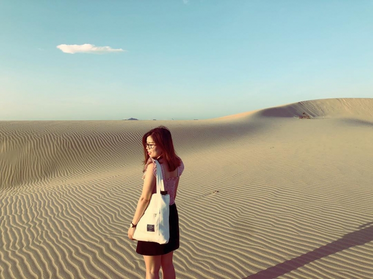 Chụp hình với đồi cát Nam Cương rộng bao la, trải dài 