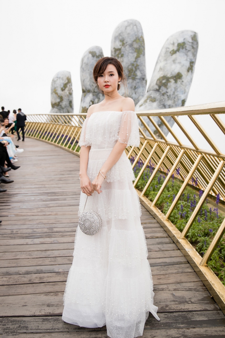 Midu trong show diễn thời trang diễn ra tại cây Cầu Vàng Đà Nẵng