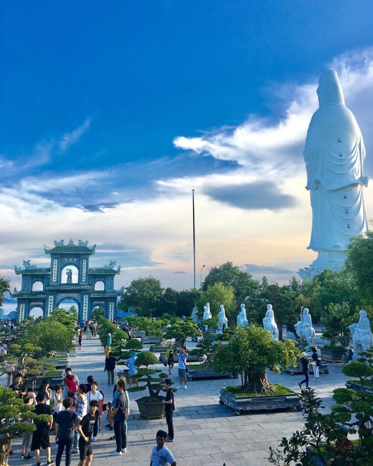 Quang cảnh sân chùa Linh Ứng Đà Nẵng