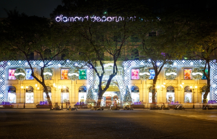 Đường phố Sài Gòn rực rỡ lấp lánh ánh đèn