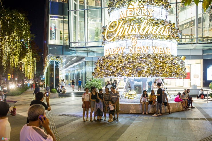 Cây thông Noel được trang trí lấp lánh tại các trung tâm thương mại