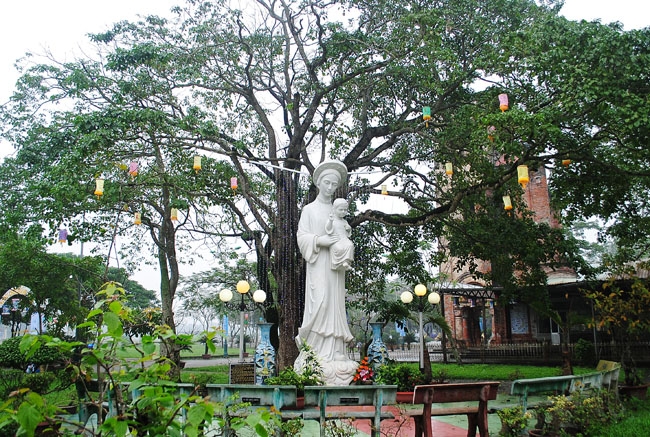 Khuôn viên thánh địa La Vang được trang trí đèn điện lung linh