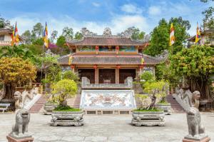 Khám phá nét cổ kính của chùa Long Sơn Nha Trang