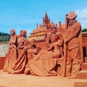 Tour du lịch Phan Thiết Mũi Né 2 ngày 1 đêm: Lâu Đài Vang - Công Viên Tượng Cát